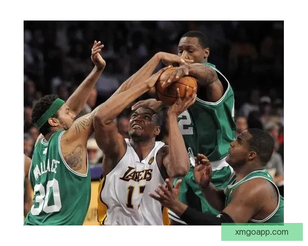 好久不见38岁拜纳姆现身洛杉矶骑行昔日湖人双冠功臣再引球迷回忆